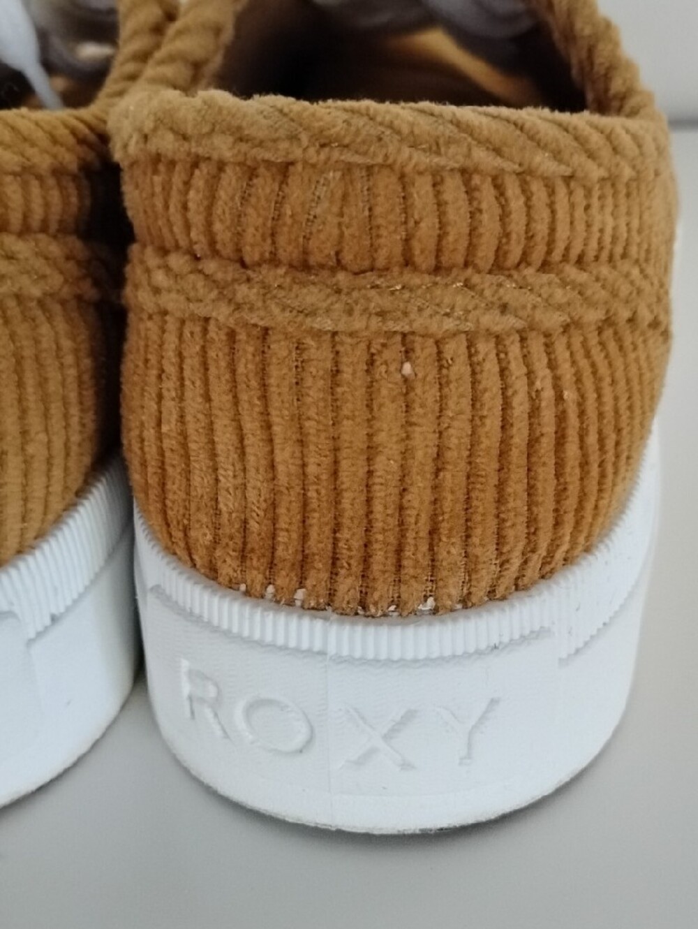 Roxy Women's Size 8.5 Corduroy Sneakers in Tan with White Laces - Picture 15 of 16